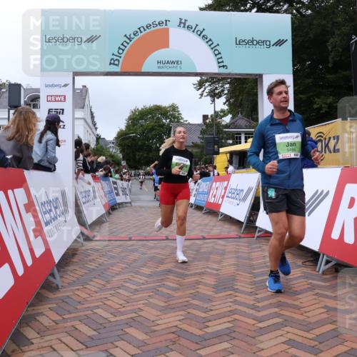 30.08.2026 - Blankeneser Heldenlauf Lena Gebhardt http://msf.ph/oto/10076982 30.08.2026 10:34:22 Ziel 5256, 5370, 5403, 5454, 5486, 5488, 5700 meine-sportfotos.de