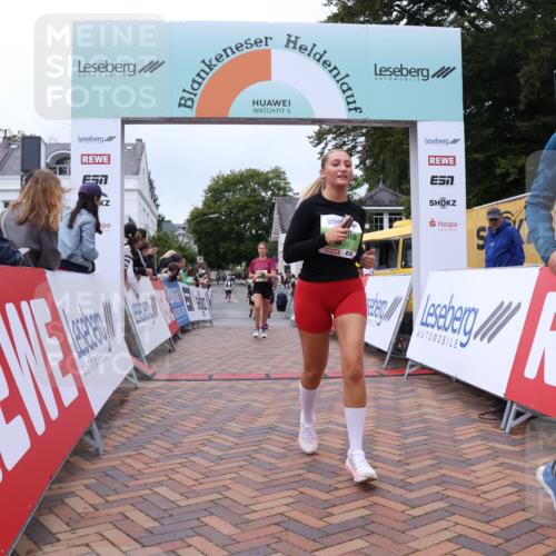 30.08.2026 - Blankeneser Heldenlauf Lena Gebhardt http://msf.ph/oto/10076983 30.08.2026 10:34:23 Ziel 5256, 5370, 5403, 5454, 5486, 5488, 5700 meine-sportfotos.de