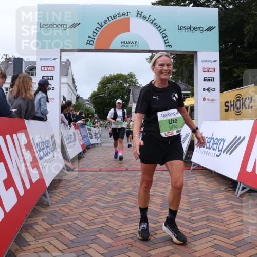 30.08.2026 - Blankeneser Heldenlauf Lena Gebhardt http://msf.ph/oto/10076995 30.08.2026 10:34:33 Ziel 5302, 5370, 5373, 5488, 5788 meine-sportfotos.de