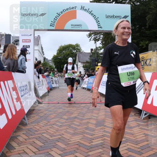 30.08.2026 - Blankeneser Heldenlauf Lena Gebhardt http://msf.ph/oto/10076996 30.08.2026 10:34:33 Ziel 5302, 5370, 5373, 5488, 5788 meine-sportfotos.de
