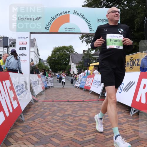 30.08.2026 - Blankeneser Heldenlauf Lena Gebhardt http://msf.ph/oto/10077136 30.08.2026 10:36:51 Ziel 5084, 5359, 5371 meine-sportfotos.de