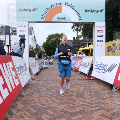 30.08.2026 - Blankeneser Heldenlauf Lena Gebhardt http://msf.ph/oto/10077166 30.08.2026 10:37:29 Ziel 5241, 5771, 5790 meine-sportfotos.de