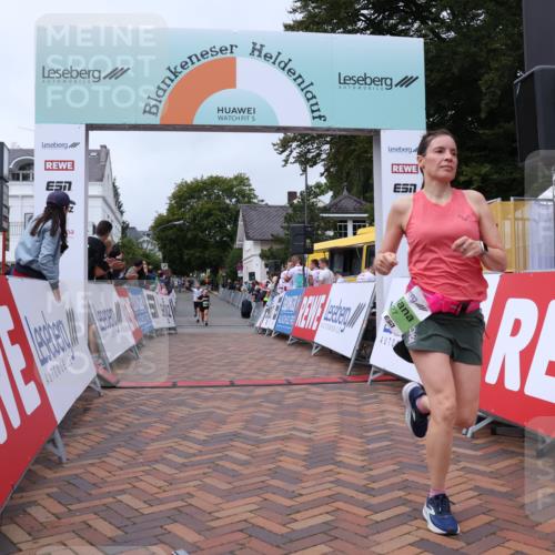 30.08.2026 - Blankeneser Heldenlauf Lena Gebhardt http://msf.ph/oto/10077203 30.08.2026 10:38:24 Ziel 5125, 5127 meine-sportfotos.de