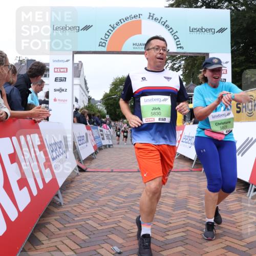 30.08.2026 - Blankeneser Heldenlauf Lena Gebhardt http://msf.ph/oto/10077270 30.08.2026 10:39:42 Ziel 5782, 5829, 5830 meine-sportfotos.de