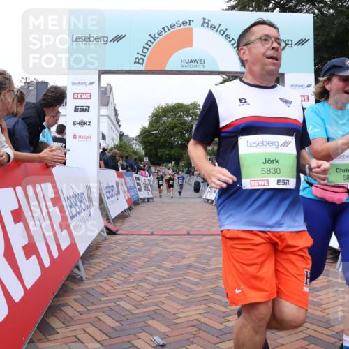30.08.2026 - Blankeneser Heldenlauf Lena Gebhardt http://msf.ph/oto/10077271 30.08.2026 10:39:42 Ziel 5782, 5829, 5830 meine-sportfotos.de