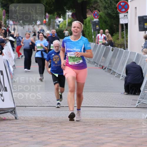 30.08.2026 - Blankeneser Heldenlauf Lena Gebhardt http://msf.ph/oto/10077529 30.08.2026 10:44:43 Ziel 5716, 5722 meine-sportfotos.de