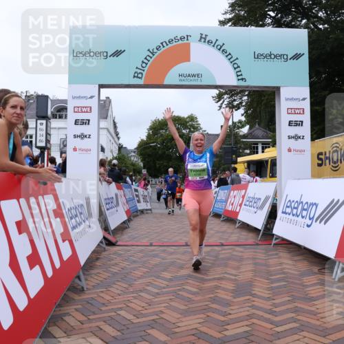 30.08.2026 - Blankeneser Heldenlauf Lena Gebhardt http://msf.ph/oto/10077534 30.08.2026 10:44:48 Ziel 5642, 5716, 5722 meine-sportfotos.de