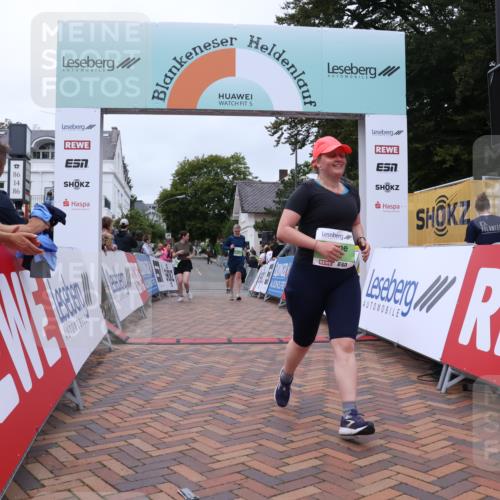 30.08.2026 - Blankeneser Heldenlauf Lena Gebhardt http://msf.ph/oto/10077561 30.08.2026 10:45:24 Ziel 5037, 5038, 5417 meine-sportfotos.de