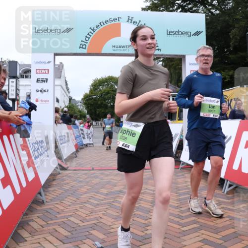 30.08.2026 - Blankeneser Heldenlauf Lena Gebhardt http://msf.ph/oto/10077568 30.08.2026 10:45:30 Ziel 5037, 5038, 5417, 5754 meine-sportfotos.de