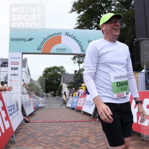 30.08.2026 - Blankeneser Heldenlauf Lena Gebhardt http://msf.ph/oto/10077808 30.08.2026 10:53:32 Ziel 5097, 5098, 5242 meine-sportfotos.de