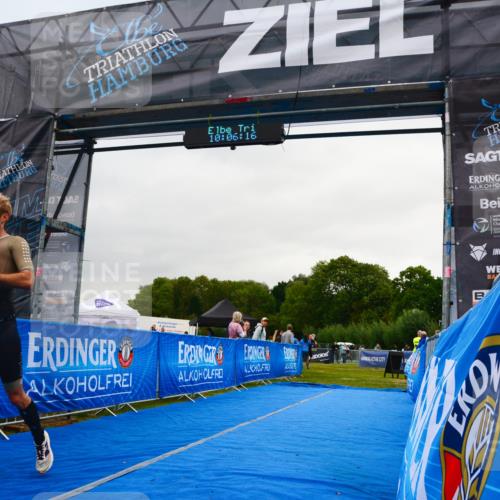 30.08.2026 - Elbe Triathlon Hamburg LAZAROV Photography http://msf.ph/oto/10078747 30.08.2026 10:06:17 Ziel 216 meine-sportfotos.de