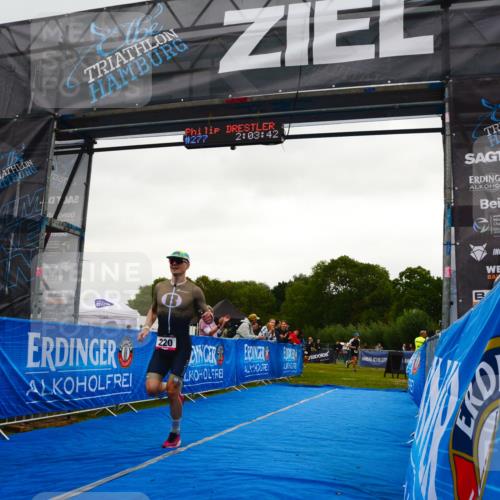 30.08.2026 - Elbe Triathlon Hamburg LAZAROV Photography http://msf.ph/oto/10078813 30.08.2026 10:13:42 Ziel 220, 227 meine-sportfotos.de