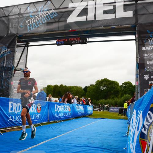 30.08.2026 - Elbe Triathlon Hamburg LAZAROV Photography http://msf.ph/oto/10079576 30.08.2026 10:48:39 Ziel 320 meine-sportfotos.de