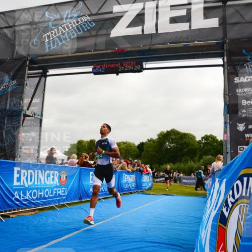 30.08.2026 - Elbe Triathlon Hamburg LAZAROV Photography http://msf.ph/oto/10079877 30.08.2026 10:59:23 Ziel 331, 418, 467 meine-sportfotos.de
