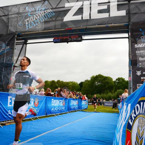 30.08.2026 - Elbe Triathlon Hamburg LAZAROV Photography http://msf.ph/oto/10079880 30.08.2026 10:59:23 Ziel 331, 418, 467 meine-sportfotos.de