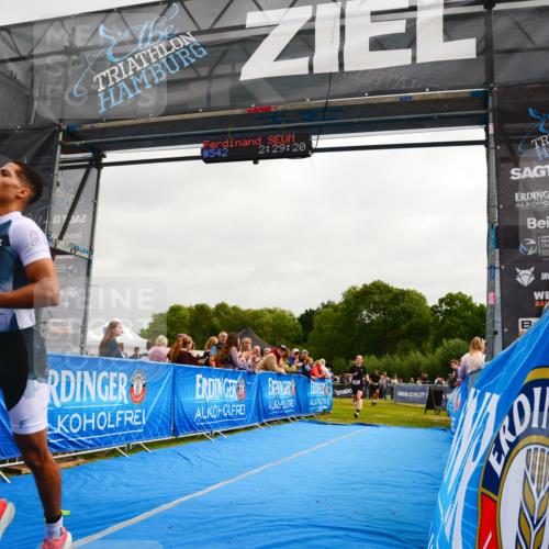 30.08.2026 - Elbe Triathlon Hamburg LAZAROV Photography http://msf.ph/oto/10079881 30.08.2026 10:59:23 Ziel 331, 418, 467 meine-sportfotos.de