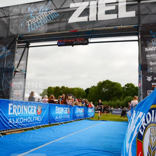 30.08.2026 - Elbe Triathlon Hamburg LAZAROV Photography http://msf.ph/oto/10079883 30.08.2026 10:59:23 Ziel 331, 418, 467 meine-sportfotos.de