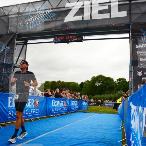 30.08.2026 - Elbe Triathlon Hamburg LAZAROV Photography http://msf.ph/oto/10080102 30.08.2026 11:04:18 Ziel 976 meine-sportfotos.de