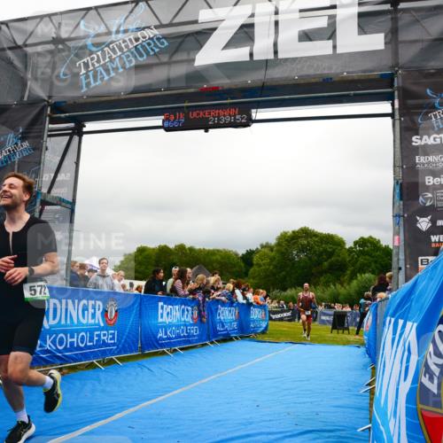 30.08.2026 - Elbe Triathlon Hamburg LAZAROV Photography http://msf.ph/oto/10081186 30.08.2026 11:20:04 Ziel 572, 725, 1071 meine-sportfotos.de