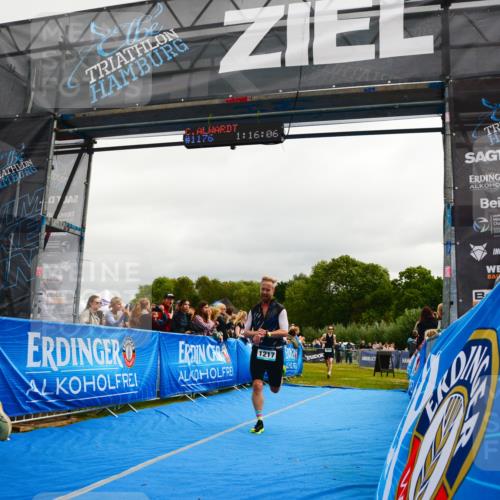 30.08.2026 - Elbe Triathlon Hamburg LAZAROV Photography http://msf.ph/oto/10082134 30.08.2026 11:26:23 Ziel 1079, 1198, 1217 meine-sportfotos.de