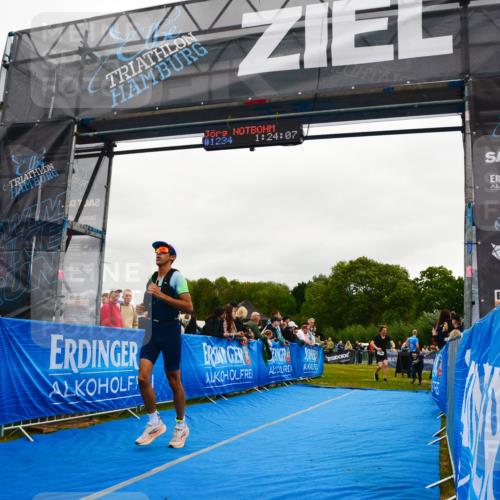 30.08.2026 - Elbe Triathlon Hamburg LAZAROV Photography http://msf.ph/oto/10083169 30.08.2026 11:34:29 Ziel 570, 1149, 1266 meine-sportfotos.de