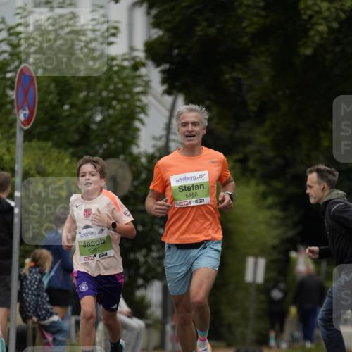 30.08.2026 - Blankeneser Heldenlauf Patografie http://msf.ph/oto/10083171 30.08.2026 10:10:21 Ziel 5586, 5587 meine-sportfotos.de