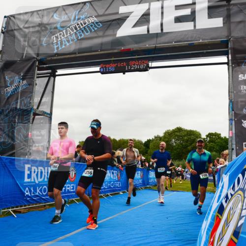 30.08.2026 - Elbe Triathlon Hamburg LAZAROV Photography http://msf.ph/oto/10084041 30.08.2026 11:39:20 Ziel 709, 992, 1064, 1123, 1125, 1205, 1214, 1256 meine-sportfotos.de
