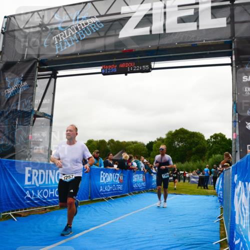 30.08.2026 - Elbe Triathlon Hamburg LAZAROV Photography http://msf.ph/oto/10084532 30.08.2026 11:42:59 Ziel 805, 918, 1257, 1303, 1325 meine-sportfotos.de