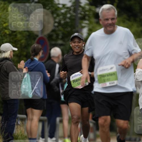 30.08.2026 - Blankeneser Heldenlauf Patografie http://msf.ph/oto/10084982 30.08.2026 10:31:12 Ziel 5182, 5514, 5516 meine-sportfotos.de
