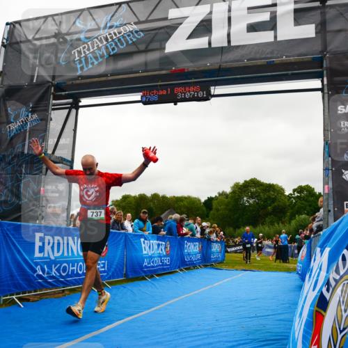 30.08.2026 - Elbe Triathlon Hamburg LAZAROV Photography http://msf.ph/oto/10085090 30.08.2026 11:47:04 Ziel 737, 1294, 1311 meine-sportfotos.de
