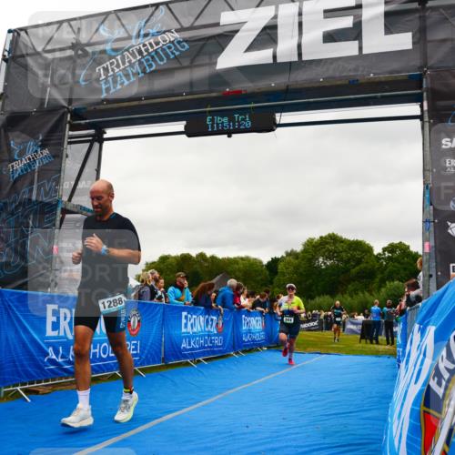 30.08.2026 - Elbe Triathlon Hamburg LAZAROV Photography http://msf.ph/oto/10085540 30.08.2026 11:51:20 Ziel 944, 1288, 1347 meine-sportfotos.de