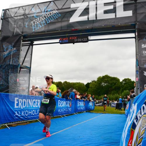 30.08.2026 - Elbe Triathlon Hamburg LAZAROV Photography http://msf.ph/oto/10085551 30.08.2026 11:51:22 Ziel 944, 1288, 1347 meine-sportfotos.de