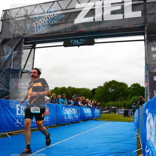 30.08.2026 - Elbe Triathlon Hamburg LAZAROV Photography http://msf.ph/oto/10086304 30.08.2026 11:59:49 Ziel 1250 meine-sportfotos.de