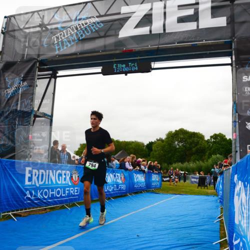 30.08.2026 - Elbe Triathlon Hamburg LAZAROV Photography http://msf.ph/oto/10086310 30.08.2026 12:00:05 Ziel 794, 1365, 1551 meine-sportfotos.de