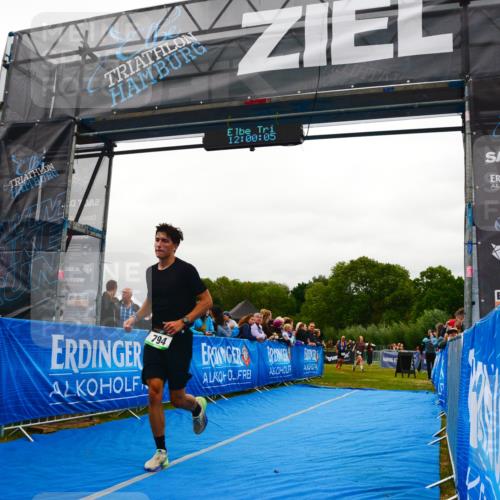 30.08.2026 - Elbe Triathlon Hamburg LAZAROV Photography http://msf.ph/oto/10086311 30.08.2026 12:00:05 Ziel 794, 1365, 1551 meine-sportfotos.de