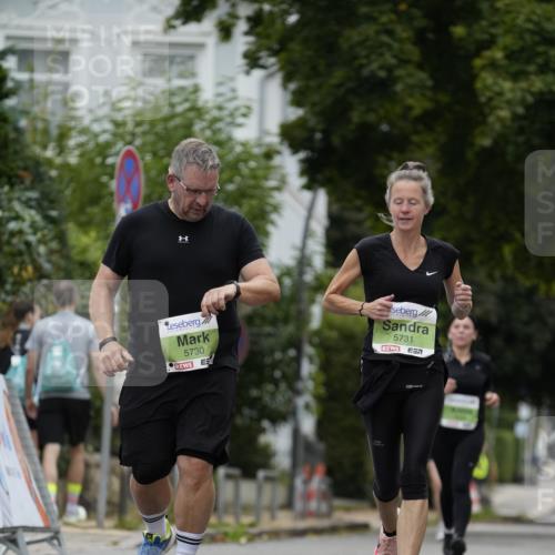 30.08.2026 - Blankeneser Heldenlauf Patografie http://msf.ph/oto/10086555 30.08.2026 10:48:32 Ziel 5730, 5731 meine-sportfotos.de