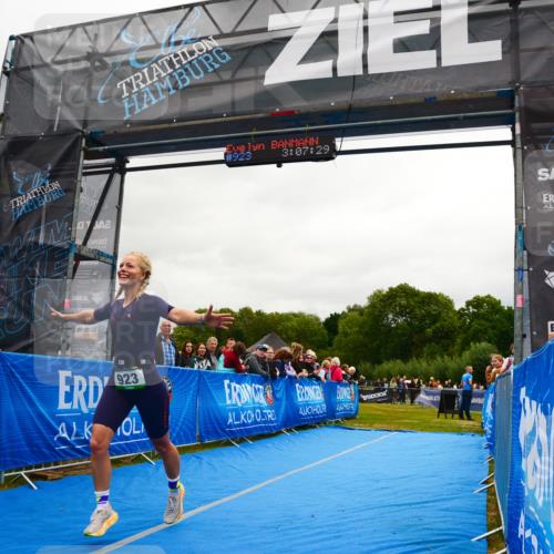 30.08.2026 - Elbe Triathlon Hamburg LAZAROV Photography http://msf.ph/oto/10087217 30.08.2026 12:07:28 Ziel 923 meine-sportfotos.de