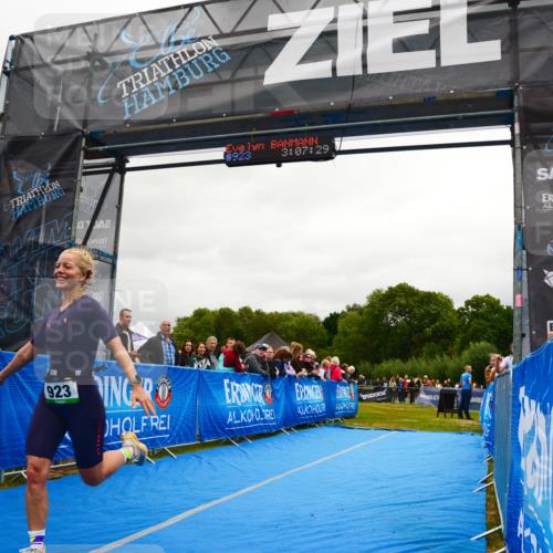 30.08.2026 - Elbe Triathlon Hamburg LAZAROV Photography http://msf.ph/oto/10087219 30.08.2026 12:07:28 Ziel 923 meine-sportfotos.de