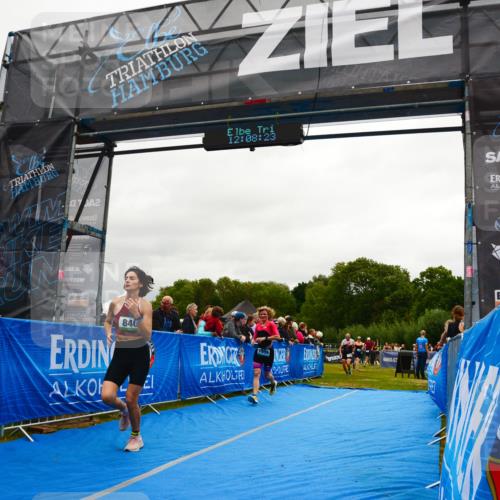 30.08.2026 - Elbe Triathlon Hamburg LAZAROV Photography http://msf.ph/oto/10087310 30.08.2026 12:08:24 Ziel 840, 1355, 1658 meine-sportfotos.de