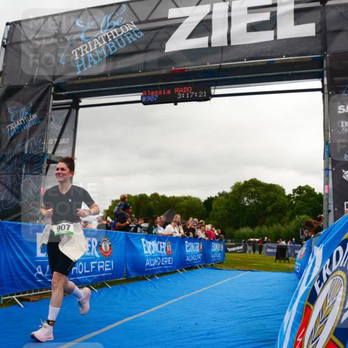 30.08.2026 - Elbe Triathlon Hamburg LAZAROV Photography http://msf.ph/oto/10088114 30.08.2026 12:17:20 Ziel 907 meine-sportfotos.de