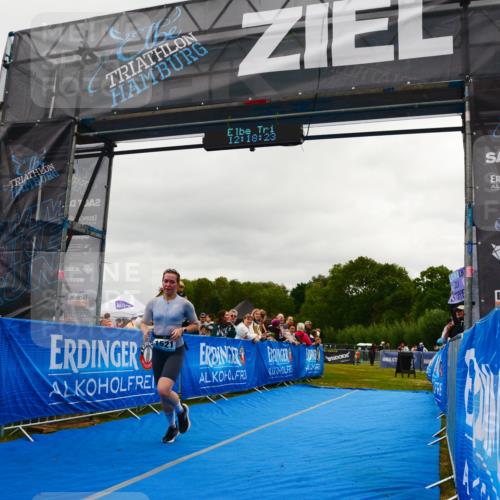 30.08.2026 - Elbe Triathlon Hamburg LAZAROV Photography http://msf.ph/oto/10088184 30.08.2026 12:18:23 Ziel 1521 meine-sportfotos.de