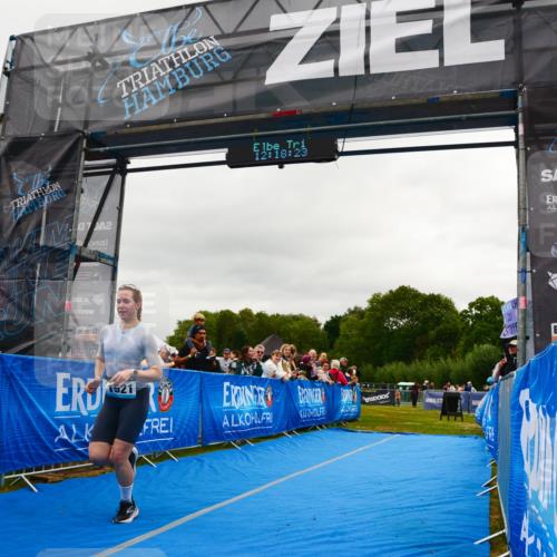 30.08.2026 - Elbe Triathlon Hamburg LAZAROV Photography http://msf.ph/oto/10088188 30.08.2026 12:18:24 Ziel 1521 meine-sportfotos.de