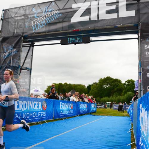 30.08.2026 - Elbe Triathlon Hamburg LAZAROV Photography http://msf.ph/oto/10088192 30.08.2026 12:18:24 Ziel 1521 meine-sportfotos.de