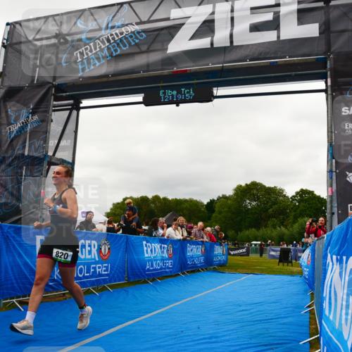 30.08.2026 - Elbe Triathlon Hamburg LAZAROV Photography http://msf.ph/oto/10088270 30.08.2026 12:19:58 Ziel 820 meine-sportfotos.de
