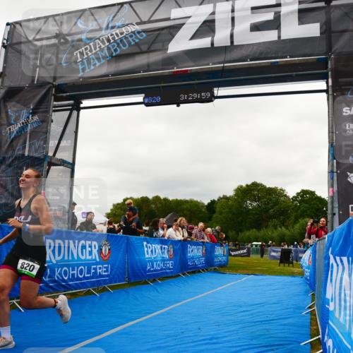 30.08.2026 - Elbe Triathlon Hamburg LAZAROV Photography http://msf.ph/oto/10088272 30.08.2026 12:19:58 Ziel 820 meine-sportfotos.de