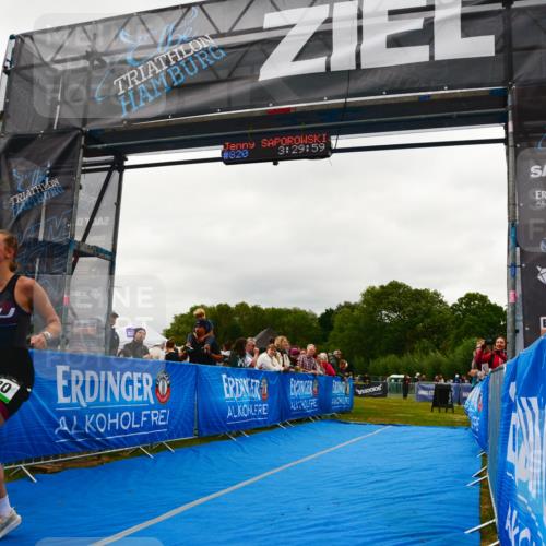 30.08.2026 - Elbe Triathlon Hamburg LAZAROV Photography http://msf.ph/oto/10088274 30.08.2026 12:19:58 Ziel 820 meine-sportfotos.de