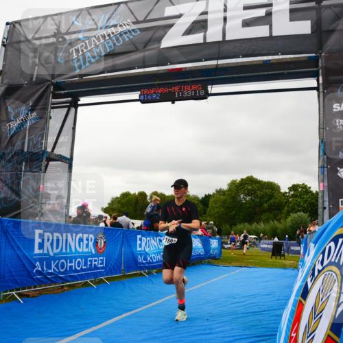 30.08.2026 - Elbe Triathlon Hamburg LAZAROV Photography http://msf.ph/oto/10088429 30.08.2026 12:23:17 Ziel 906, 1668, 1692 meine-sportfotos.de