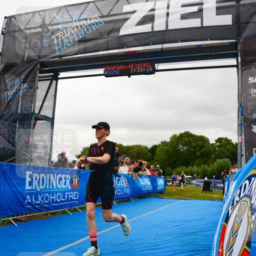 30.08.2026 - Elbe Triathlon Hamburg LAZAROV Photography http://msf.ph/oto/10088431 30.08.2026 12:23:17 Ziel 906, 1668, 1692 meine-sportfotos.de