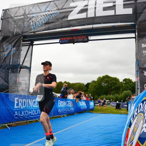 30.08.2026 - Elbe Triathlon Hamburg LAZAROV Photography http://msf.ph/oto/10088432 30.08.2026 12:23:18 Ziel 906, 1668, 1692 meine-sportfotos.de