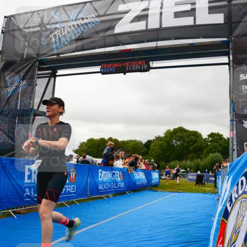 30.08.2026 - Elbe Triathlon Hamburg LAZAROV Photography http://msf.ph/oto/10088433 30.08.2026 12:23:18 Ziel 906, 1668, 1692 meine-sportfotos.de